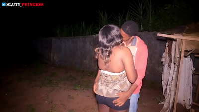 Փողոցային սիրավեպ և թեժ սեքս ակումբի թմբլիկ աղջկա հետ